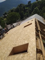 Construcció de teulat de fusta a Serrat