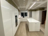 Cocina lacada blanca con gres porcelánico en Ripoll